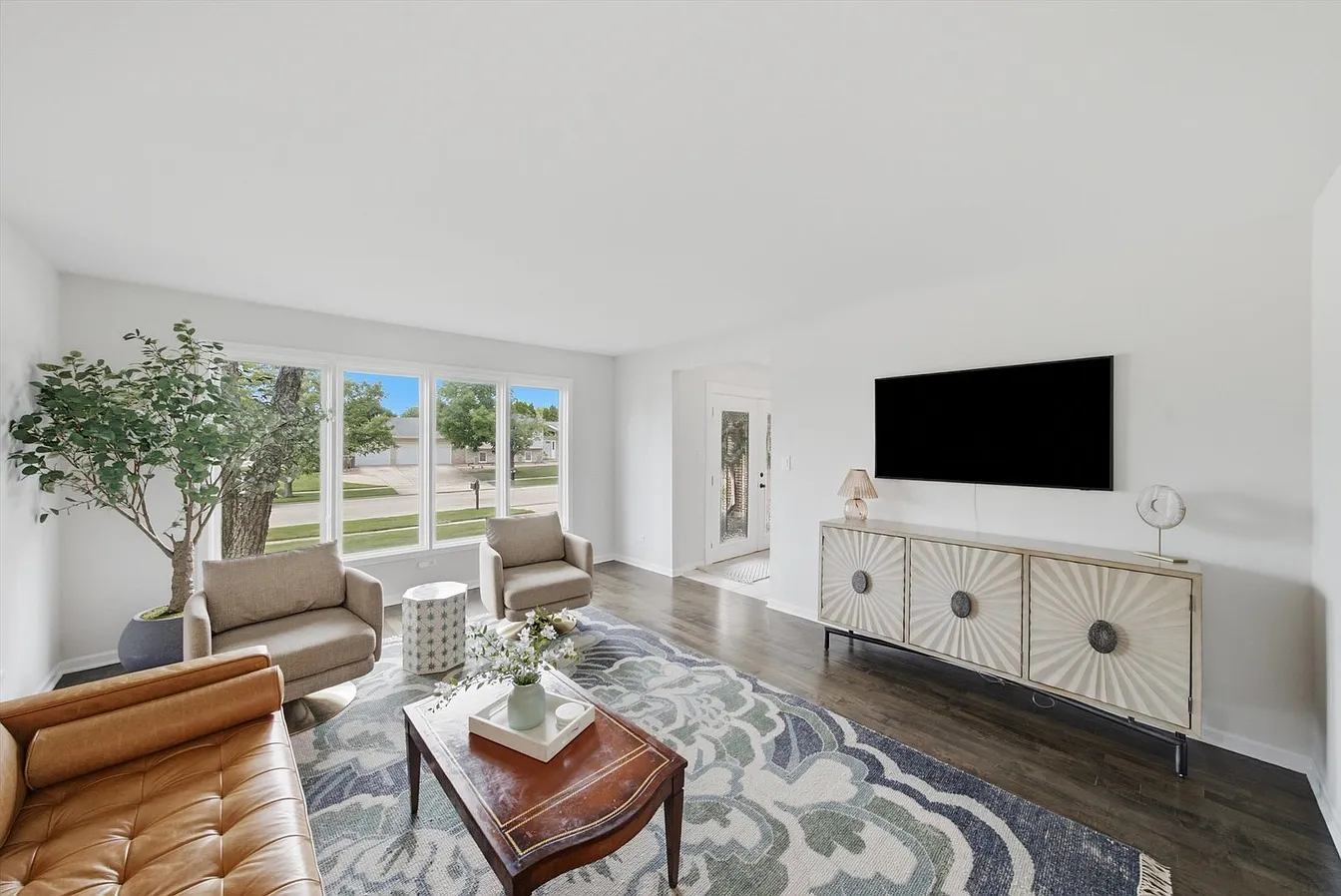 1309 E North St-11