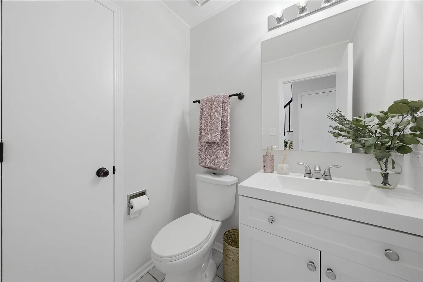 1309 E North St-17
