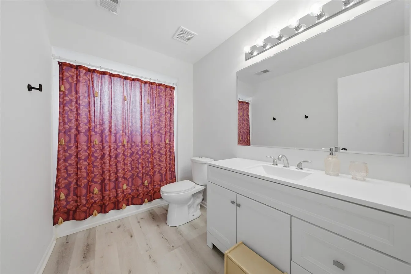 1309 E North St-18