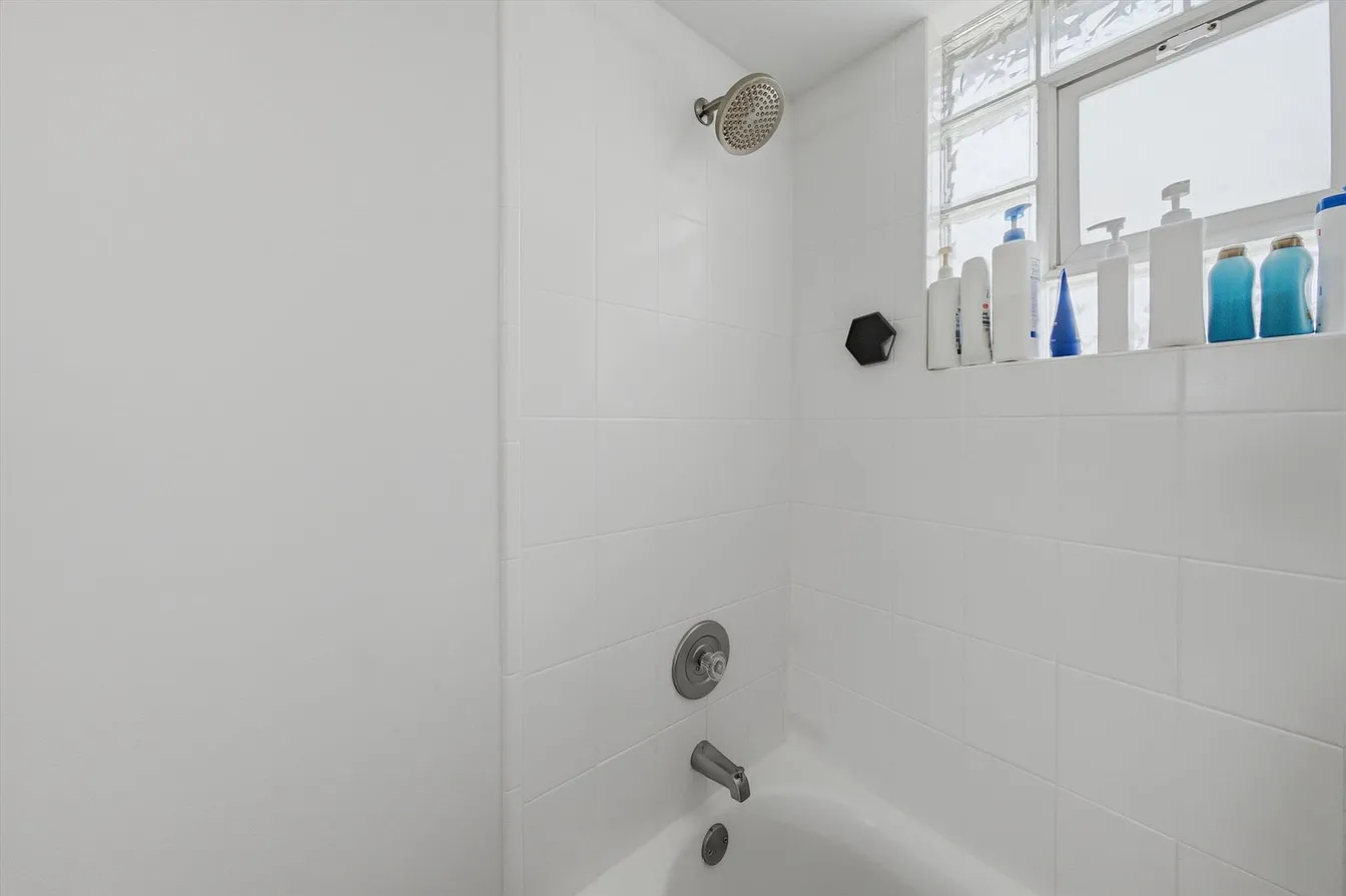 1309 E North St-19