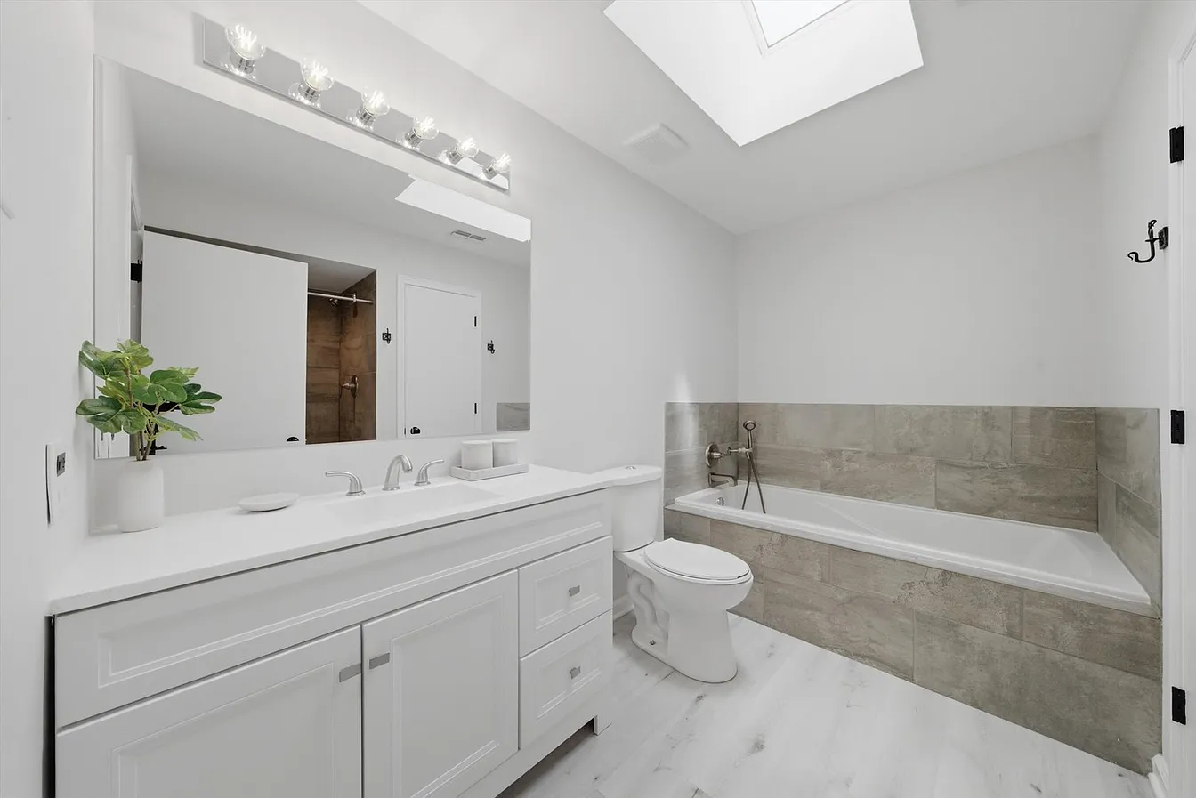 1309 E North St-20