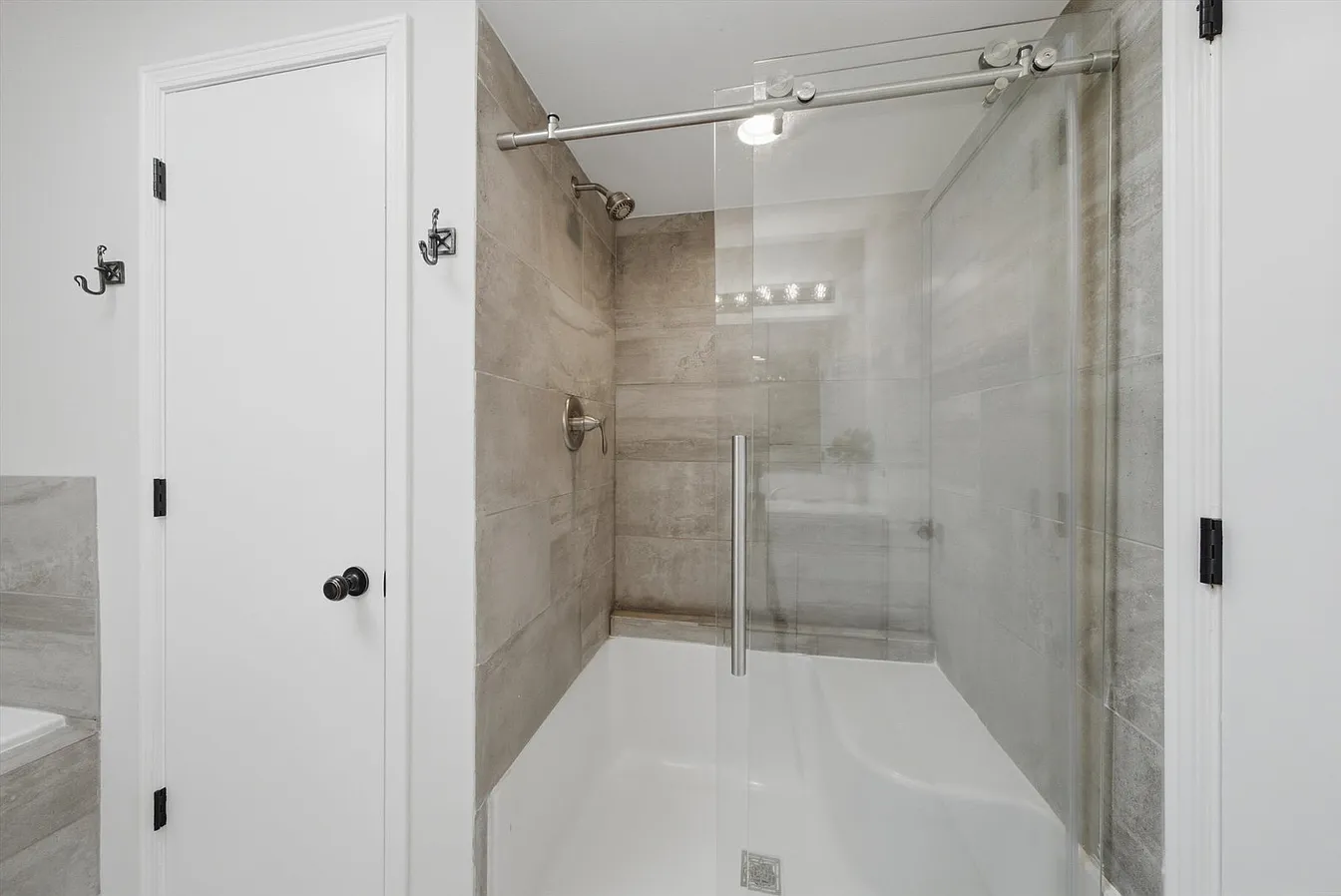 1309 E North St-21