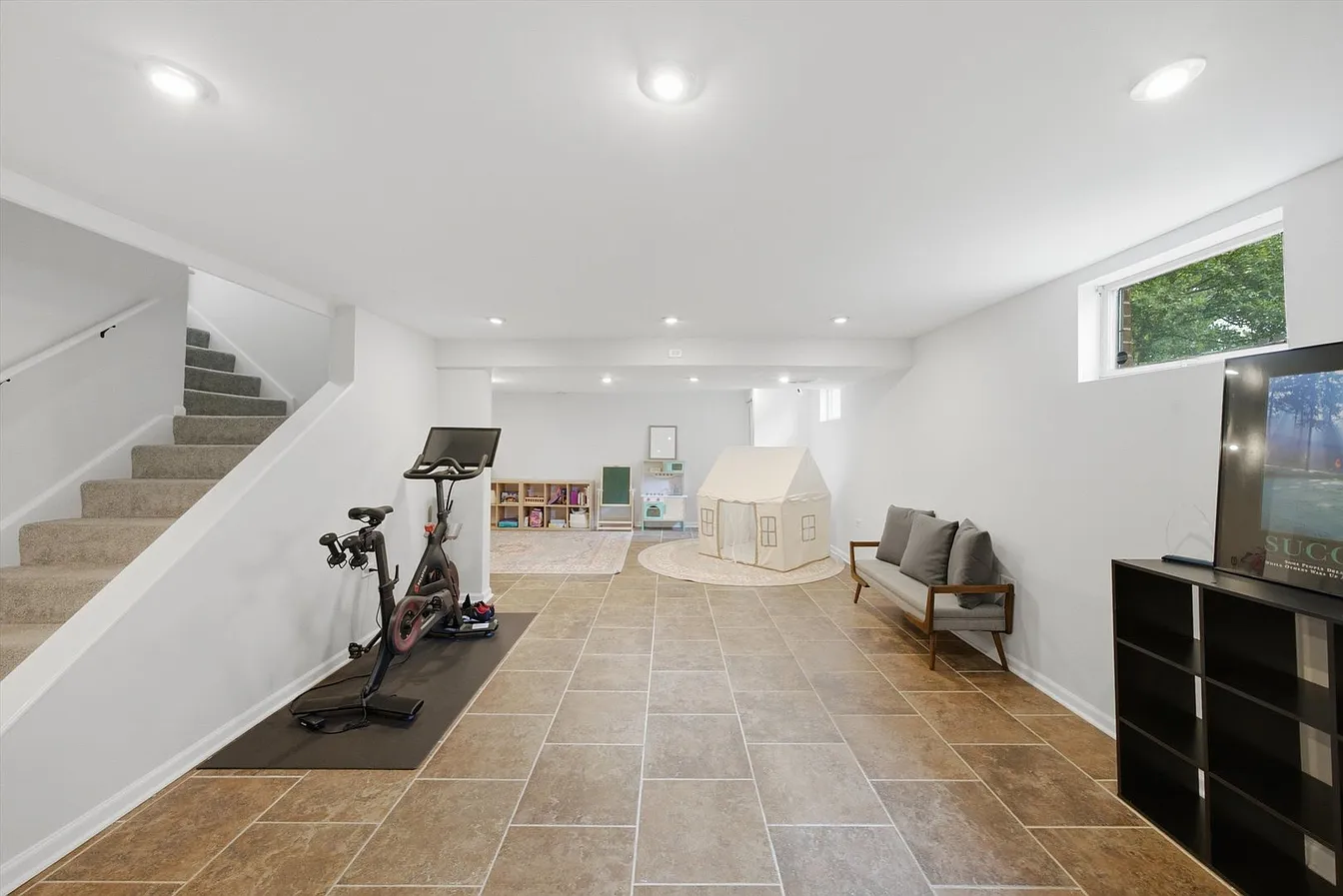 1309 E North St-32