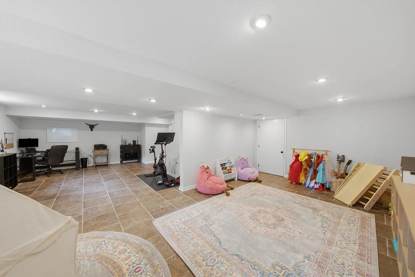 1309 E North St-33