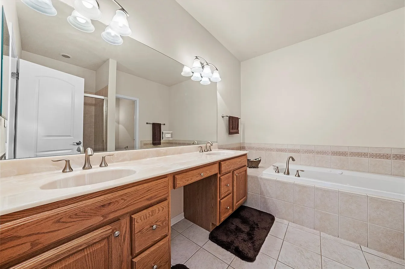 1553 Ashbury Pl-27