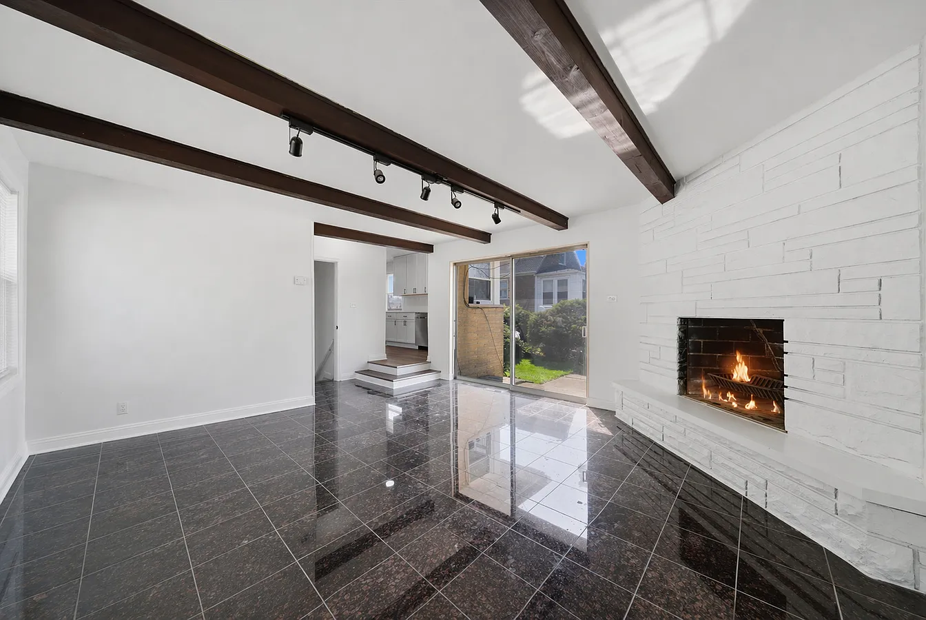 16560 Greenwood-21