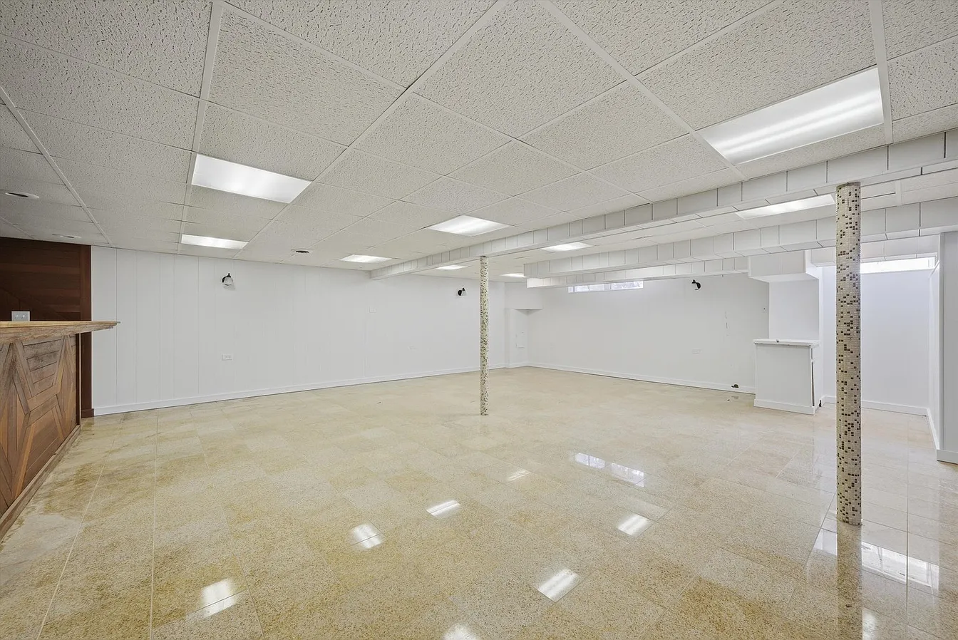 16560 Greenwood-33
