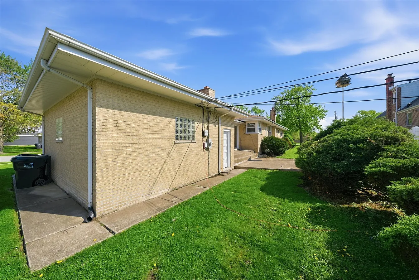 16560 Greenwood-40